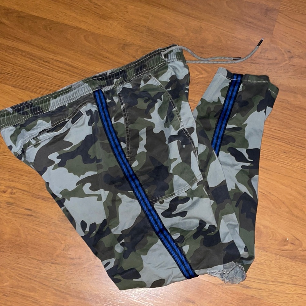 Men Camo chino’s with rips